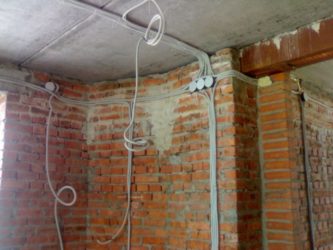 Монтаж электропроводок в кирпичных и панельных домах