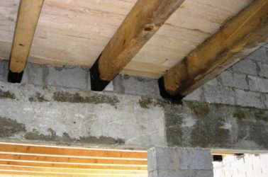 Крепление деревянных балок к кирпичной стене