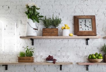 Как оформить кирпичную стену на кухне?
