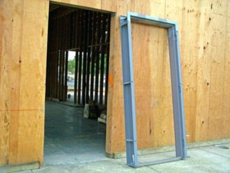 Как установить железную дверь в каркасном доме?