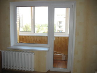 Балконный блок со стеклянной дверью