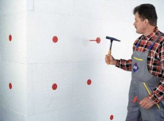 Как крепить пенопласт к кирпичной стене?