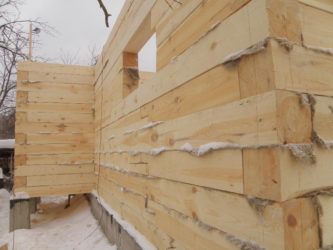 Технология строительства сруба дома из лохматого бруса