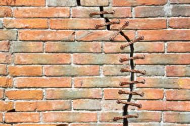 Как устранить трещину в кирпичной стене?
