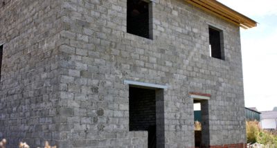 Наружная отделка стен сарая из шлакобетонных блоков