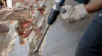 Как очистить кирпичную стену от штукатурки?