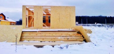 Стройка каркасного дома зимой