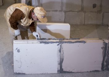 Как возвести стену из пазогребневых блоков?