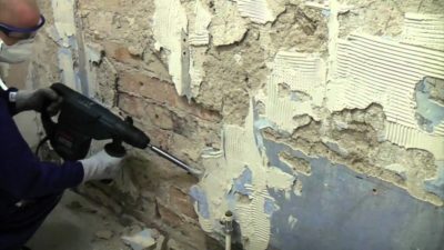 Как очистить кирпичную стену от штукатурки?