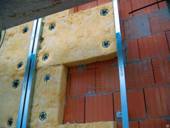 Как закрепить утеплитель на стене деревянного дома?