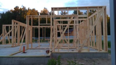Стоит ли начинать строить каркасный дом осенью?