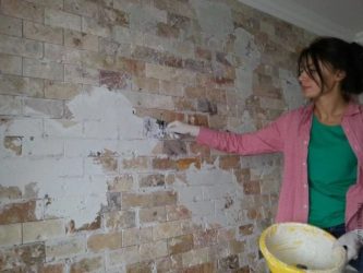 Чем покрасить кирпичную стену внутри дома?