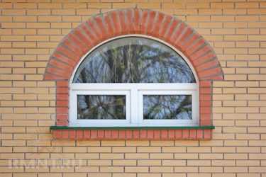 Арочные окна на кирпичных домах