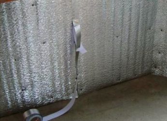 Чем приклеить фольгированный утеплитель к стене?