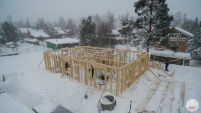 Стройка каркасного дома зимой