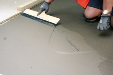 Как сделать цементную стяжку пола своими руками?