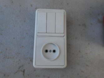 Блок из трех выключателей и розетки