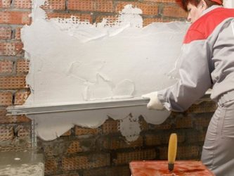 Как правильно заштукатурить кирпичную стену?
