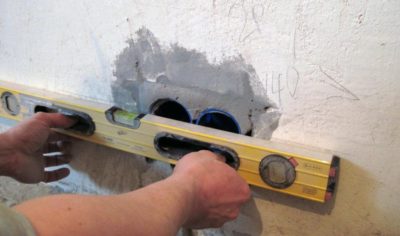 Как закрепить подрозетник в кирпичной стене?